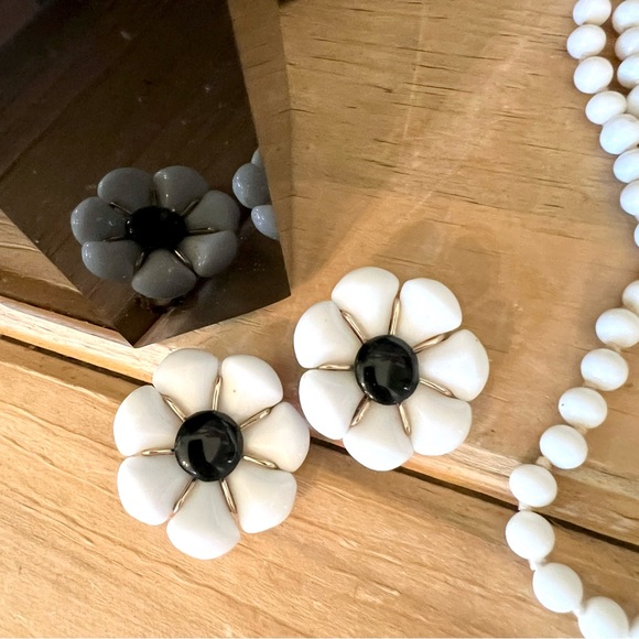Vintage Milk Glass Black And White Daisy 🌼 Clip On Earrings - Picture 5 of 5